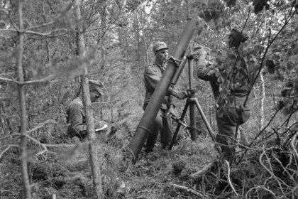 Krh-tuliasemat Lohivaara Kiestinki Viena_06 Raskas kranaatinheitin ampuu tulivalmistelua_SA-kuva 7-7-1942