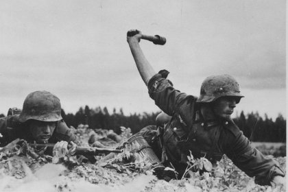 Tihvinä_05 Saksalainen taistelijapari vyöryttää vihollisasemia