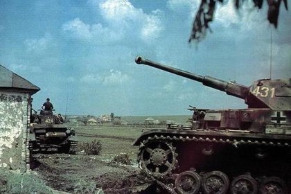 Astratsi Tihvinä_01 Saksalainen Panzer IV F2 etenemässä Venäjällä