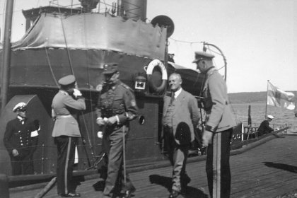 Tykkivene Aunus Novaja Ladoga_03 Mannerheim saapumassa vierailulle tykkivene Aunukselle elokuussa 1934_Kuva Heninen net