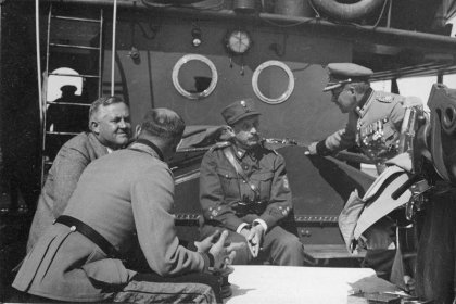 Tykkivene Aunus Novaja Ladoga_04 Mannerheim neuvonpidossa Aunuksella elokuussa 1934_Kuva Heninen net