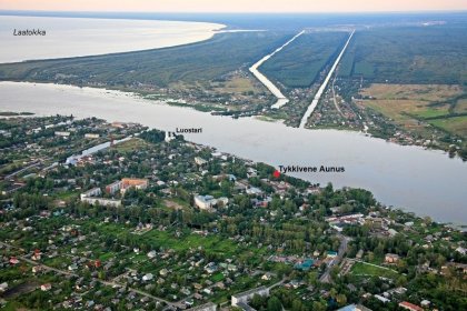 Tykkivene Aunus Novaja Ladoga_06 Näkymä kaupungin päältä Olhavanjoen yli itäkoilliseen_Kuva A Halttunen Paramotor fi elokuu 2011