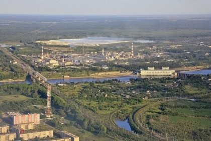 Olhavan kaupunki_02 Rautatiesilta Olhavanjoen yli, alumiinitehdas ja vesivoimalaitos elokuussa 2011_Kuva A Halttunen Paramotor fi