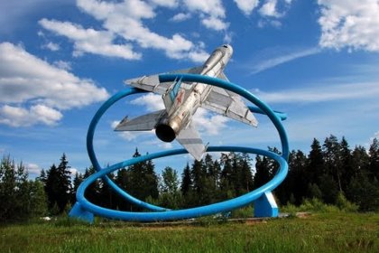 Liikenneympyrän sotamuistomerkki Tihvinä_01 Tihvinän MiG-21-hävittäjä_Kuva Internet