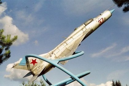 Liikenneympyrän sotamuistomerkki Tihvinä_02 Tihvinän MiG-21-hävittäjä_Kuva Internet