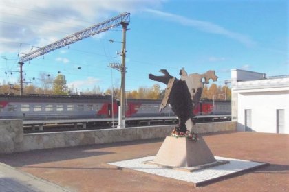 Laatokanjärven asema_03 Aseman metallinen Elämän tie -muistomerkki_Kuva T Kaarlela lokakuu 2015