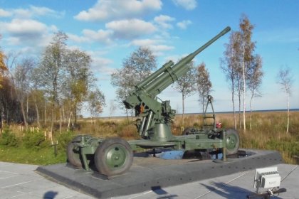 Murrettu rengas Vaganovo_05 Muistomerkin venäläinen ilmatorjuntatykki_Kuva T Kaarlela lokakuu 2015
