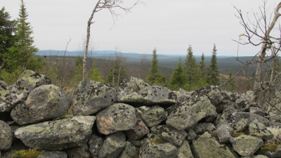 Kivinen taisteluasema Kelsinkäisen laella Salla